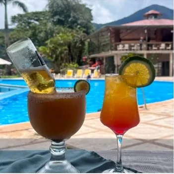 Bebidas junto a la piscina